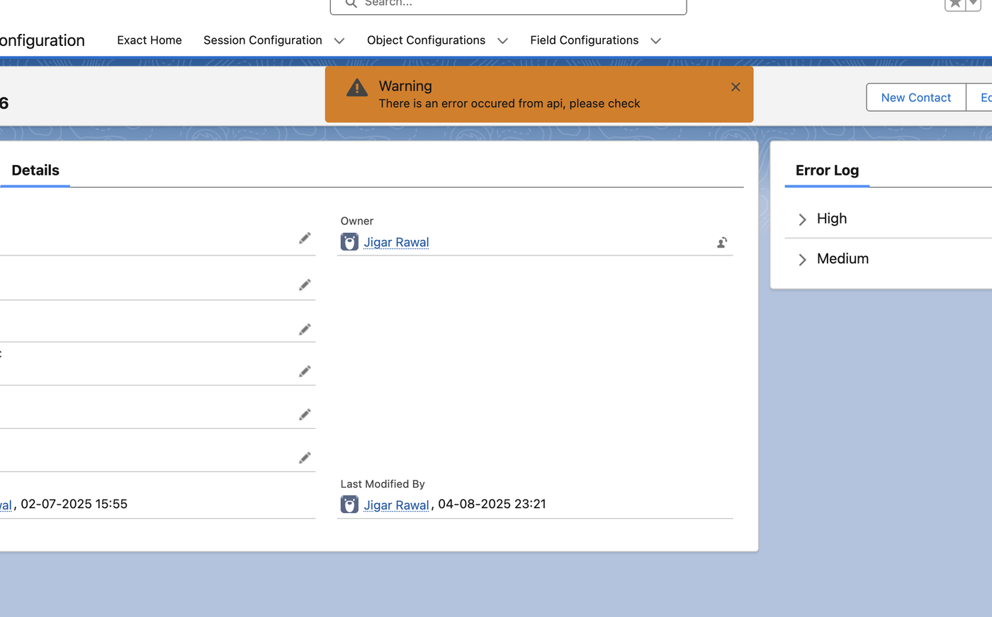 Recordpagina met een oranje waarschuwing dat er een fout is opgetreden vanuit de API, en het Error Log-component